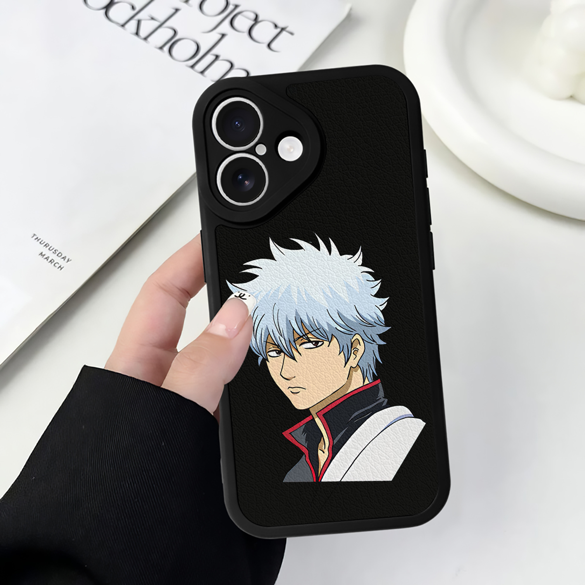 （画像用） ぎんたま 坂田銀時（さかたぎんとき） 神楽 志村新八（しむら しんぱち） GINTAMA Sakata Gintoki Kagura Shimura Shinpachi 【iPhone 16シリーズ対応】シリコンスマホケース（レザー調） 材質：シリコン